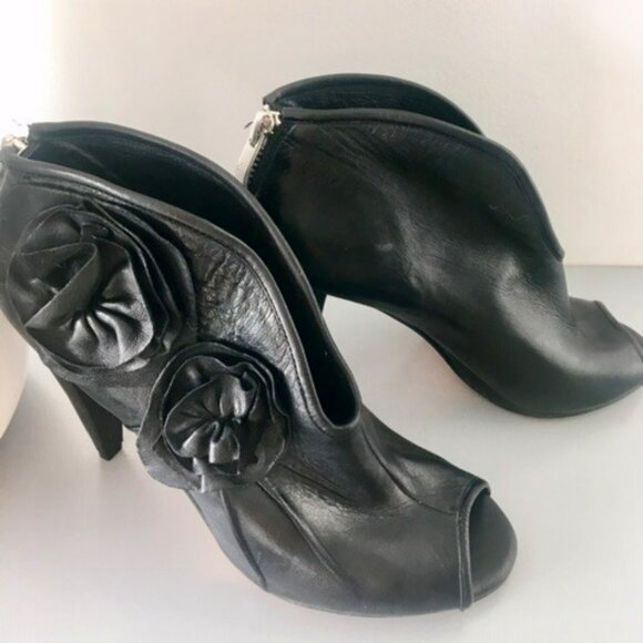 Vince Camuto black leather rose detail peep toe ankle bootie sz.6.5 - Picture 1 of 16